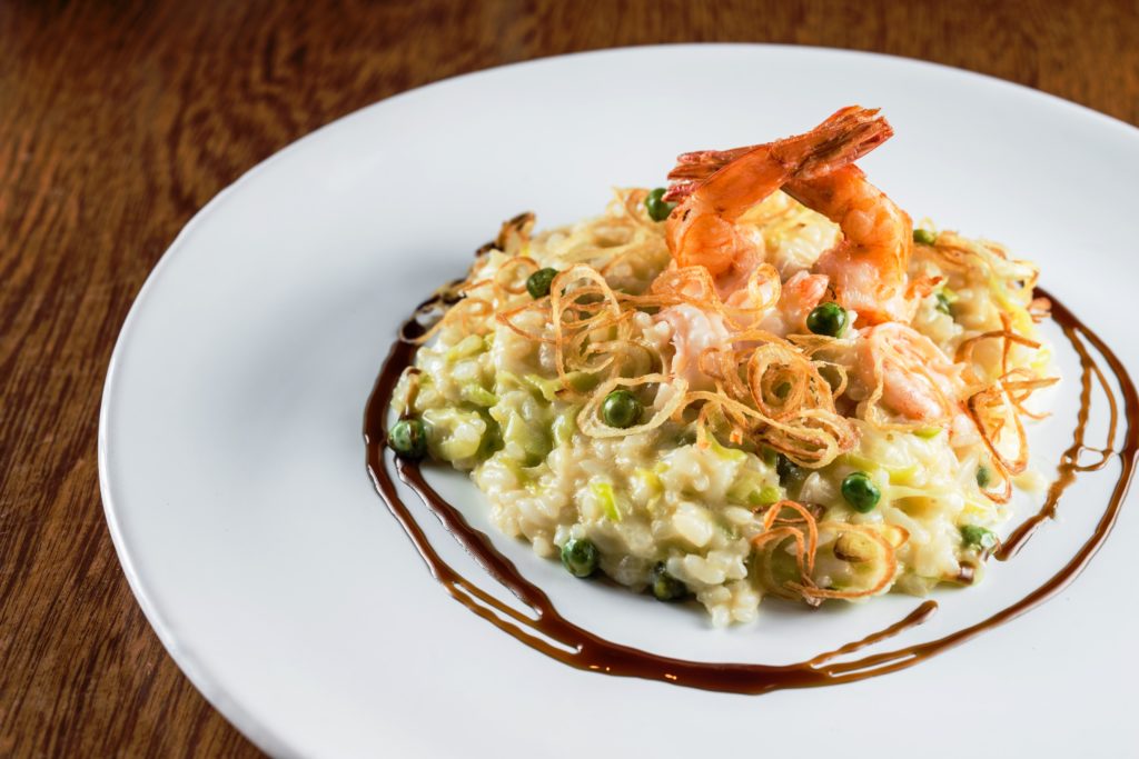 Risoto de camarão com alho-poró e ervilhas com wasabi: atração do menu de jantar do Gurumê (Tomás Rangel/Divulgação)